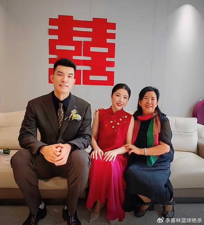 恭喜！中国男篮32岁状元大婚：妻子娇美可爱，郭士强上台道贺