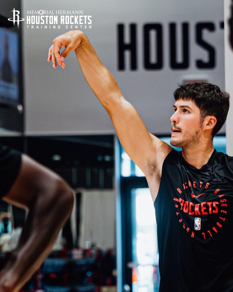 开云体育下载-对新赛季迫不及待！火箭晒训练照：范乔丹顶防阿门 谢泼德在列