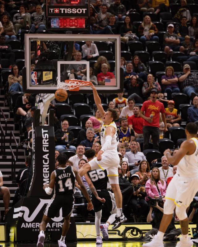 开云APP-送马刺季前赛首胜！爵士证明自己距离文班亚马很近