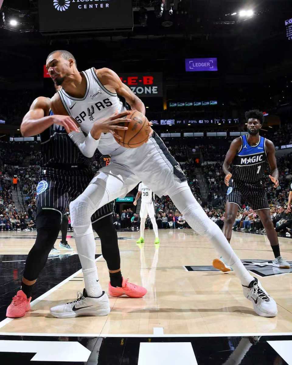 开云体育APP下载-马刺双杀魔术升西部第二：文班25+8+4+5帽 完胜班凯罗19+10