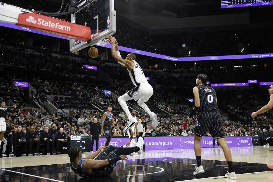 开云体育APP下载-马刺双杀魔术升西部第二：文班25+8+4+5帽 完胜班凯罗19+10