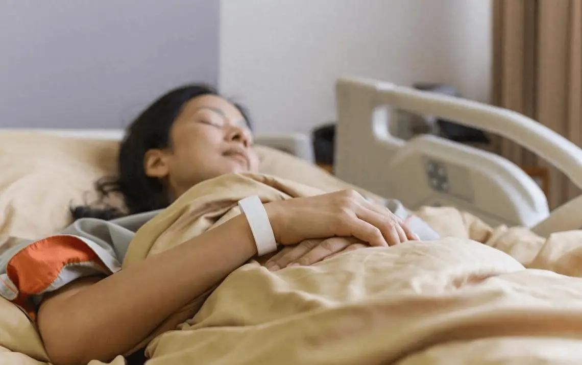 开云体育入口-女子因肺栓塞不幸走了！医生：天冷宁愿躺一天，也别干这5事！